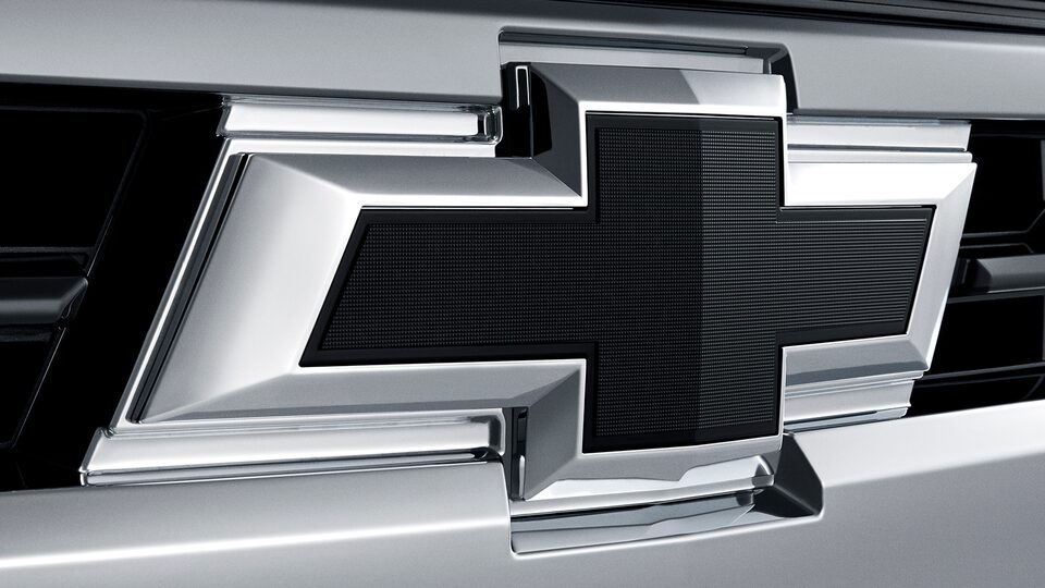 Emblema Chevrolet en color negro, accesorio para Traverse 2023
