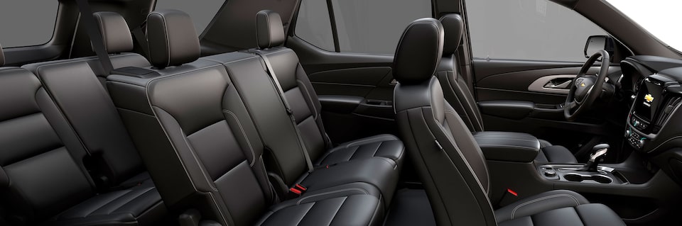 Interiores de piel en color negro para Chevrolet Traverse 2023 para hasta 8 pasajeros