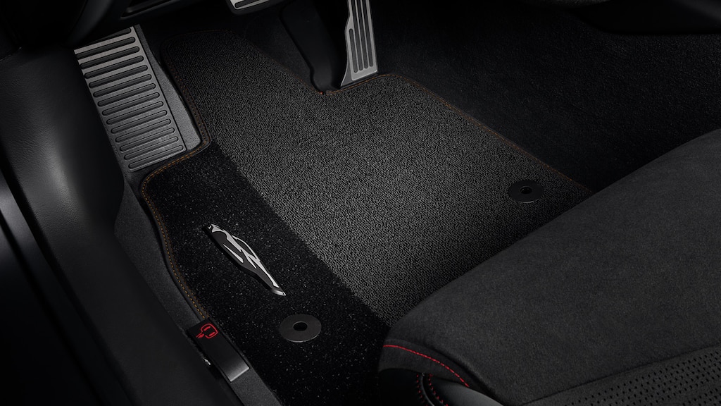 Alfombra para primera fila color beige disponible para Chevrolet Corvette Stingray 2024