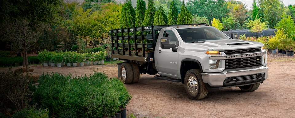 Chevrolet Silverado 3500 2022 color plata brillante con motor V8 de 6.6 litros, 401 HP y tracción 4X2 RWD